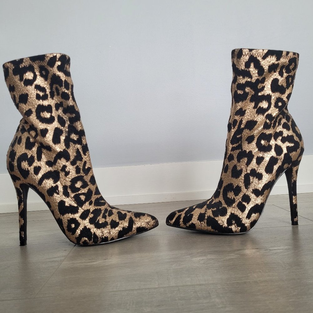 JustFab Shylan Booties (Size 9)